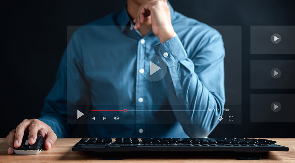 E-learning online class on virtual screen, watching video on internet, webinar online, education on internet, e-learning, learning online with webinar, video tutorial